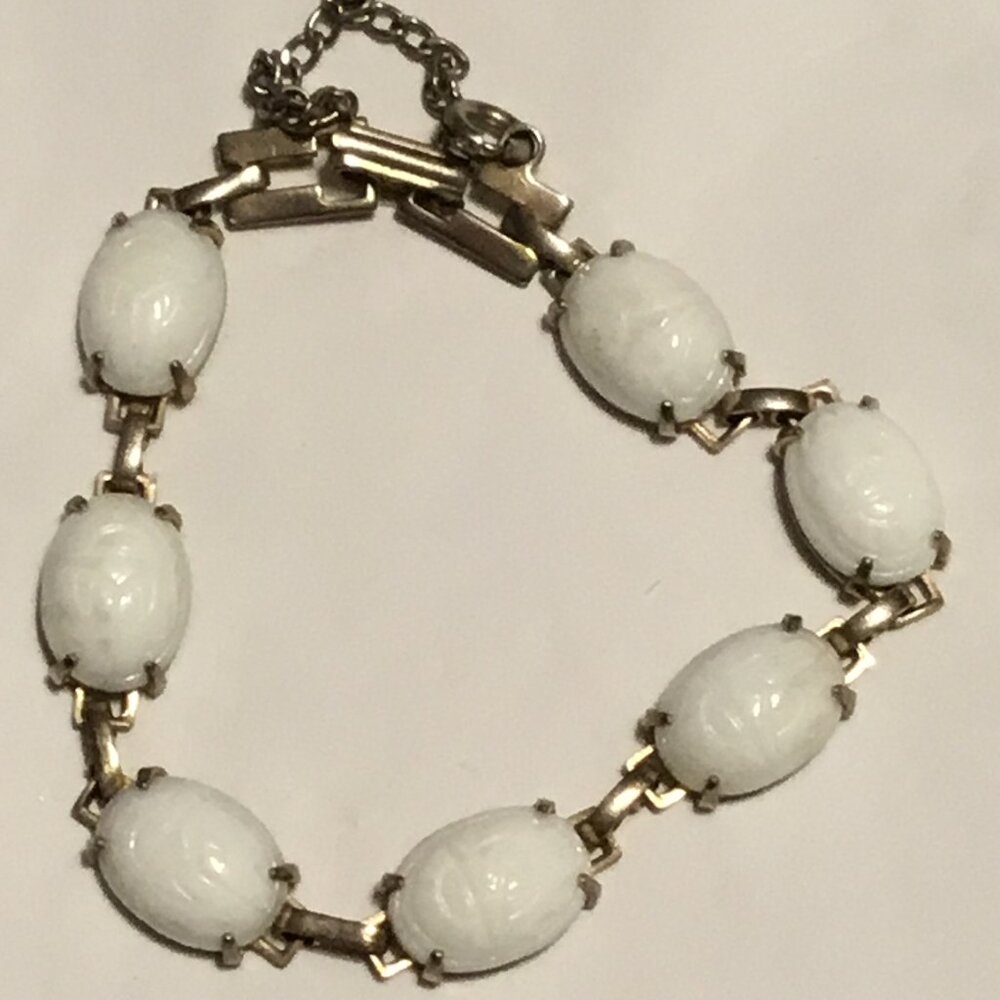 Very lovely and vintage white scarab bracelet w/ safety chain - Picture 7 of 9